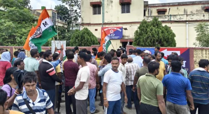 তারকেশ্বরে শ্রাবণী মেলাকে ঘিরে রেলের বিরুদ্ধে অভিযোগ, স্থানীয় হকারদের সরিয়ে ভিন রাজ্যের ব্যবসায়ীদের সুযোগ
