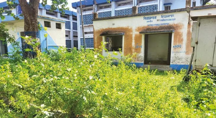 আগাছায় ভরেছে খড়্গপুর মহকুমা হাসপাতাল চত্বর, সাপের উপদ্রব
