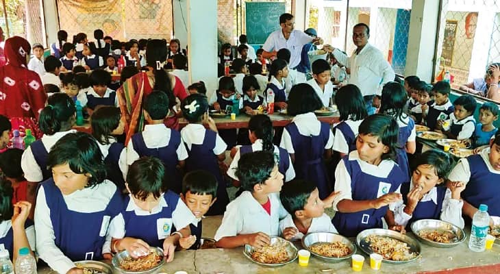 নারায়ণগড়ের স্কুলে পড়ুয়াদের খাওয়ানো হল চিকেন বিরিয়ানি