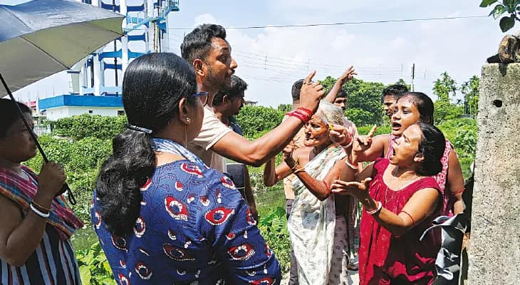 আইসিডিএসে জমিজট, খোলা জায়গায় রান্নায় বিক্ষোভ