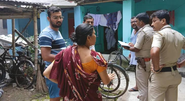 ‘আমার ছেলে মরেনি, মরতে পারে না’ , কাটোয়ায় টানা দু’দিন ছেলের দেহ আগলে মা