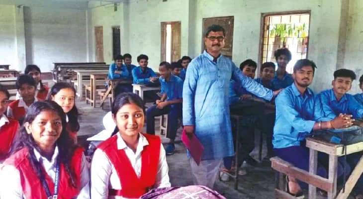 অবসরের পরও রোজ স্কুলে ক্লাস নেন রতন স্যার