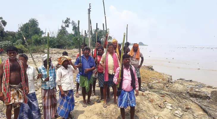 লাঠি হাতে গ্রামের পাহারায় বাসিন্দারা, ভাঙন রোধে বাধা রুখতে ব্যবস্থা পশ্চিম রতনপুরে