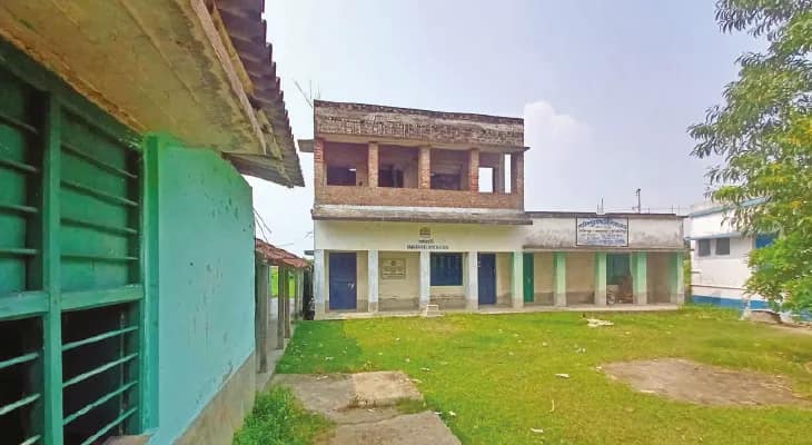 ছাত্রের অভাবে বন্ধ তমলুকের মাধ্যমিক শিক্ষাকেন্দ্র, ফাঁকা স্কুলবাড়িতে মদ্যপদের দৌরাত্ম্য