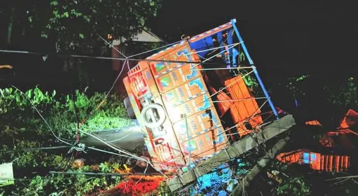 টোটোতে পিক আপ ভ্যানের ধাক্কা, প্রাণ গেল দুই যুবকের, জখম আরও এক