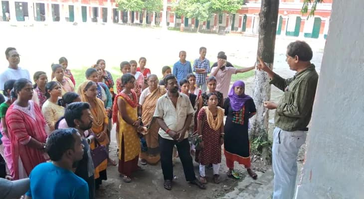 এ কেমন স্কুল! ক্লাসে শিক্ষক থাকেন না, সর্বক্ষণ দুষ্টুমি করে খুদেরা; বিক্ষোভ অভিভাবকদের
