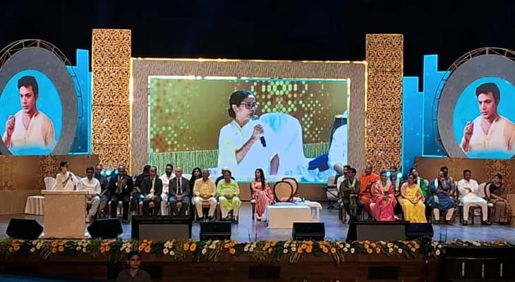 মহানায়ক শ্রেষ্ঠ সম্মান পেলেন চলচ্চিত্র পরিচালক গৌতম ঘোষ, তাঁর হাতে পুরস্কার তুলে দিলেন রাজ্যের মুখ্যমন্ত্রী মমতা বন্দ্যোপাধ্যায়