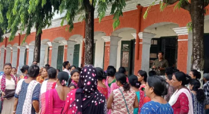 গরহাজির শিক্ষক, ফাঁকা ক্লাস স্কুলে বিক্ষোভ অভিভাবকদের