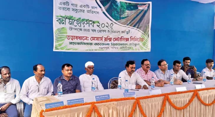 খড়্গপুরের বড়কোলা বিবেকানন্দ হাইস্কুলে বৃক্ষরোপণ কর্মসূচি