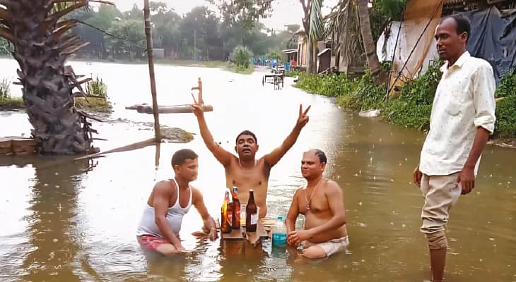 ভাসছে ঘাটাল, মদের গ্লাস হাতে জমা জলে বসে বিজেপির পঞ্চায়েত সদস্য