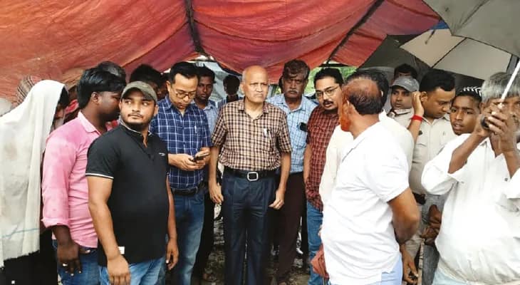 মানিকচকের গোপালপুরে গঙ্গা ভাঙন, বাঁধের কাজ নিম্নমানের, অভিযোগ তুলে বিক্ষোভ