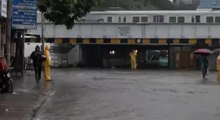 সকাল থেকেই ভারী বৃষ্টিতে ভাসছে মুম্বই, জল জমেছে বাণিজ্য নগরীর একাধিক এলাকায়