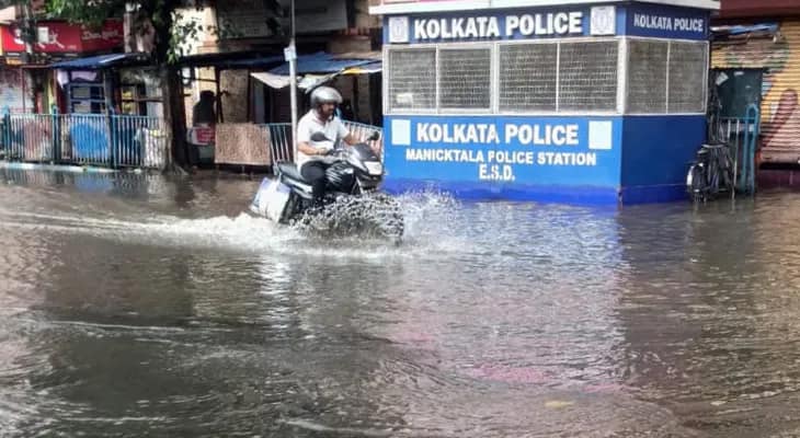 রাতভর বৃষ্টিতে জলমগ্ন উল্টোডাঙা, ফিরল এক যুগ আগের জলস্মৃতি