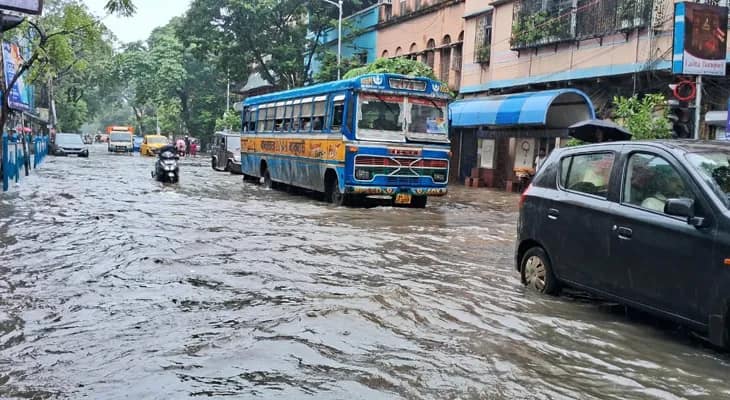 ভারী বৃষ্টির জের, জলমগ্ন রাজা রামমোহন সরণী