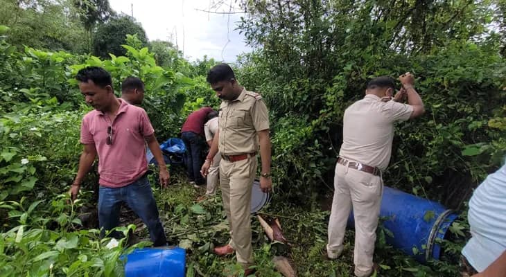 জলপাইগুড়ির বেলাকোবায় অভিযান চালিয়ে প্রচুর বেআইনি মদ উদ্ধার করল পুলিস, নষ্ট করা হল চোলাই তৈরির সামগ্রী