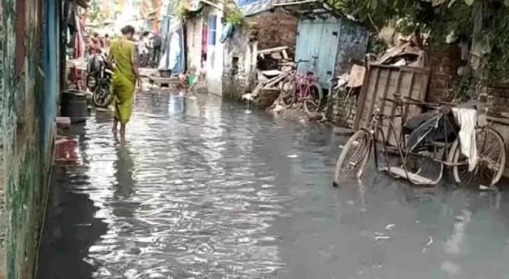 অল্প বৃষ্টিতেই জঙ্গিপুরের একাধিক ওয়ার্ডের রাস্তায় জল জমে ভোগান্তি