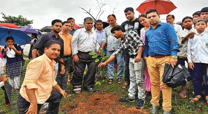 প্রাকৃতিক ভারসাম্য রক্ষায় বিনপুর ব্লকের হাইস্কুলে বৃক্ষরোপণ কর্মসূচি