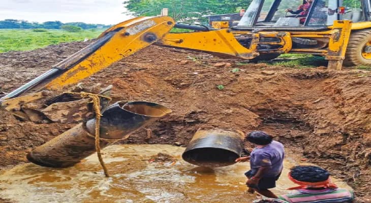 পাইপ ফেটে যাওয়ায় নির্জলা বাঁকুড়া