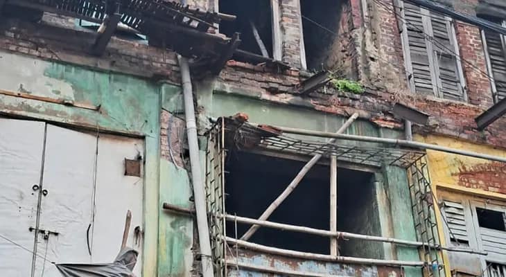 রাতভর বৃষ্টিতে ভাঙল বাড়ি