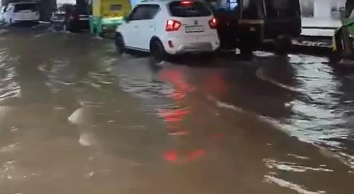 কোচিতে ভারী বৃষ্টির জেরে জলমগ্ন মহাত্মা গান্ধী রোড