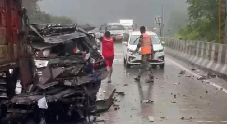 মুম্বই-পুনে এক্সপ্রেসে ভয়াবহ দুর্ঘটনা, নিয়ন্ত্রণ হারিয়ে ২০টি গাড়িতে ধাক্কা লরির