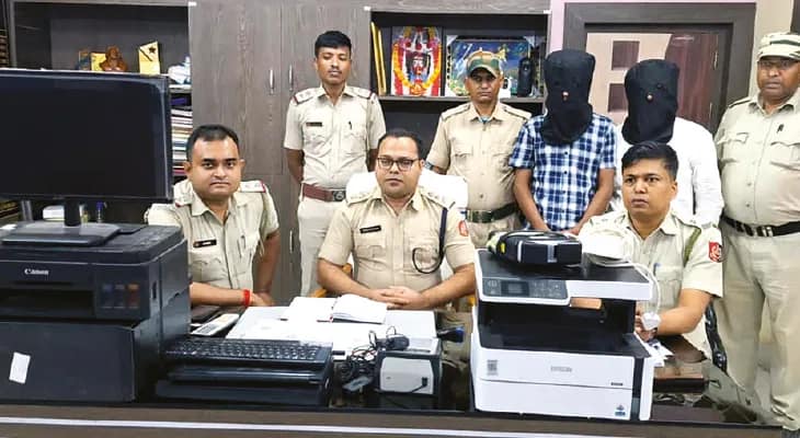লালগোলায় বেআইনিভাবে আধার কার্ড তৈরির অভিযোগে গ্রেপ্তার দুই