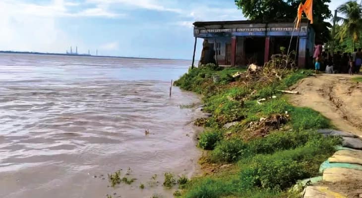 ভাঙনে আতঙ্ক কালিয়াচক-তিন ব্লকে, সেচ কর্তাদের ঘিরে ক্ষোভ প্রকাশ