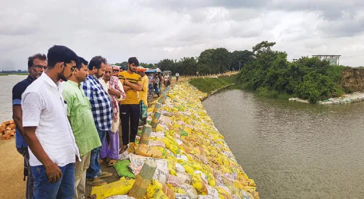 জলস্তর কমল গঙ্গা ও ফুলহারের, জোর কদমে ভাঙন রোধের কাজ