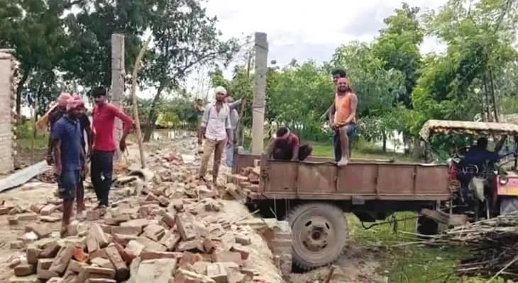 রতুয়ার মহানন্দাটোলায় গঙ্গার ভাঙনে আতঙ্কে পাঁচশো পরিবার