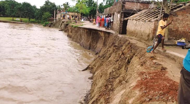 গঙ্গায় জল বাড়তেই সামশেরগঞ্জে ভাঙন শুরু