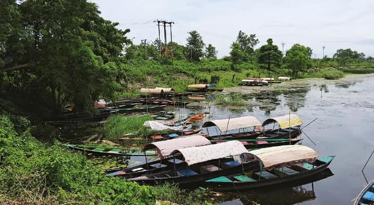 তিস্তাপাড়ের দোকানগুলির ঝাঁপ বন্ধ, গজলডোবায় নৌকাচালকদের পেটে টান