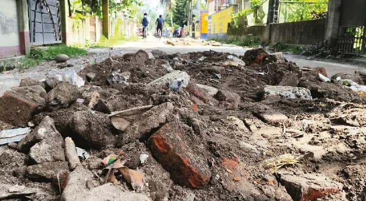 রাস্তার গর্ত ভরাট করিয়ে বিতর্কে জড়ালেন তৃণমূলের কাউন্সিলার