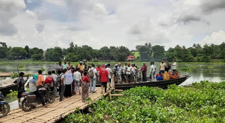 সাড়ে পাঁচ ঘণ্টা বন্ধ থাকার পর চালু হল তেহট্ট ফেরিঘাট থেকে নৌকা পারাপার