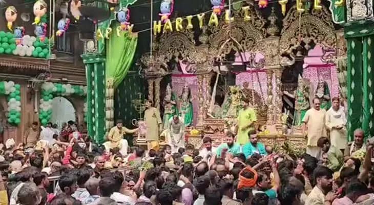 আজ উত্তরপ্রদেশের বৃন্দাবনের বাঁকে বিহারী মন্দিরে ভক্তদের ঢল