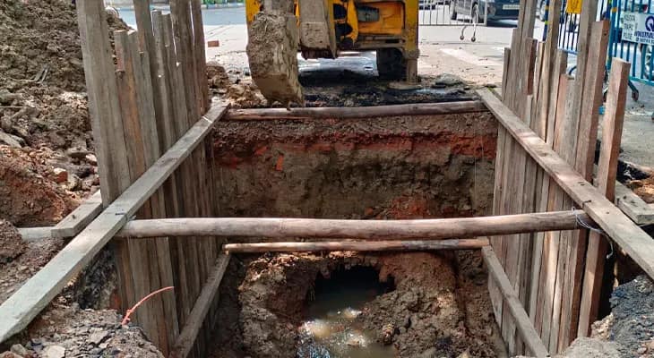 পার্কস্ট্রিটে ধস মেরামতিতে কাজ শুরু