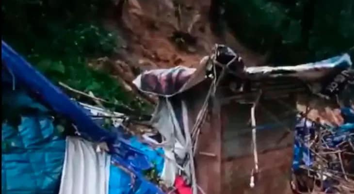 ভারী বৃষ্টির জেরে কেরলের মুন্নার জেলায় কাদামাটিতে ধস, ক্ষতিগ্রস্ত রাস্তা সংলগ্ন দোকান