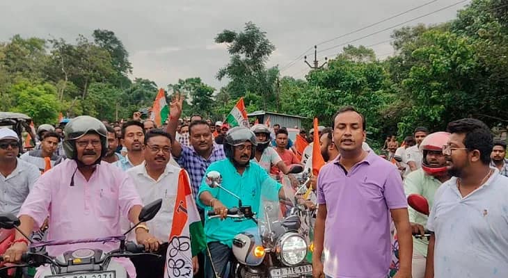 বিভিন্ন রাজ্যে বাঙালিদের উপর অত্যাচারের প্রতিবাদে জলপাইগুড়ির রাজগঞ্জে তৃণমূলের বাইক মিছিল, হাজির ছিলেন বিধায়ক খগেশ্বর রায় ও দলের ব্লক সভাপতি অরিন্দম বন্দ্যোপাধ্যায়