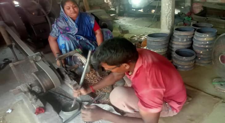 চাহিদা কম, সরকারিভাবে বিপণনের দাবি কাঁসার কারিগরদের