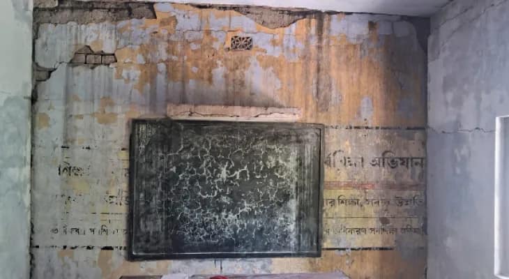 ভগ্নদশায় রাজবাঁধ নিম্ন বুনিয়াদি বিদ্যালয় ভবন, প্রাণ হাতে করে ক্লাস করছে খুদেরা