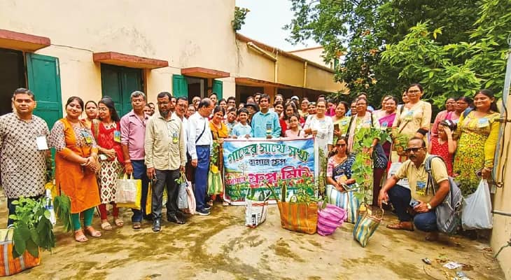 বর্ধমানে গাছের সাথে সখ্য গ্রুপ মিটে সবুজরক্ষার বার্তা