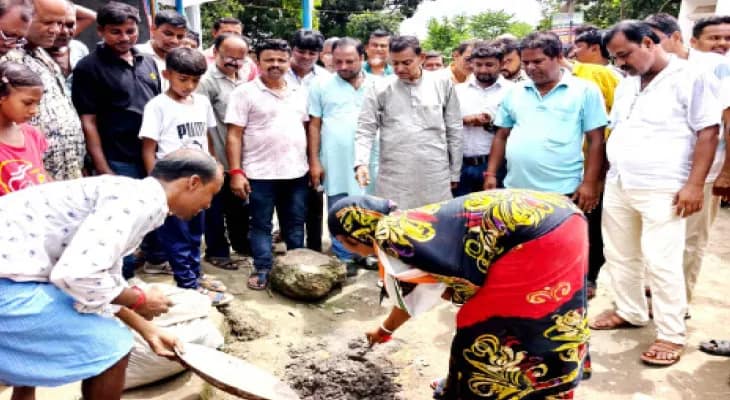 মন্ত্রীর উদ্যোগে নাদনঘাটে রাস্তার কাজের সূচনা করলেন গ্রামের বধূ