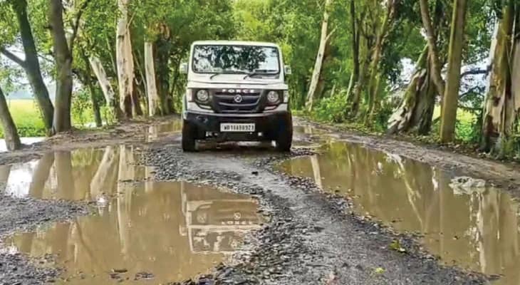 রাস্তার বেহাল দশা, হাসপাতাল  ও কলেজ যেতে ভোগান্তি চরমে