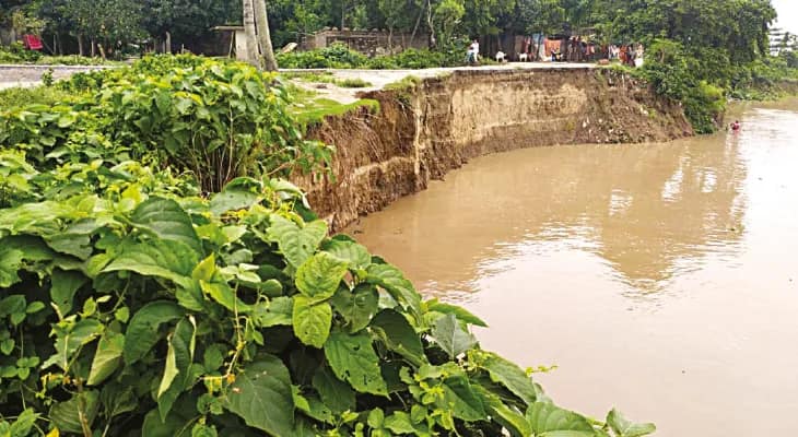 তারানগরে পদ্মার গ্রাসে তলিয়ে যেতে বসেছে ৩০-৩৫টি বাড়ি, তীব্র আতঙ্ক