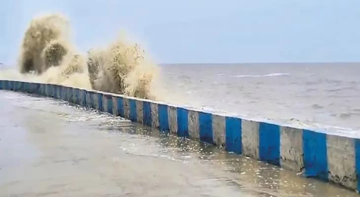 অমাবস্যার কোটালে উত্তাল সমুদ্র জলোচ্ছ্বাসে ভাসল মেরিন ড্রাইভ