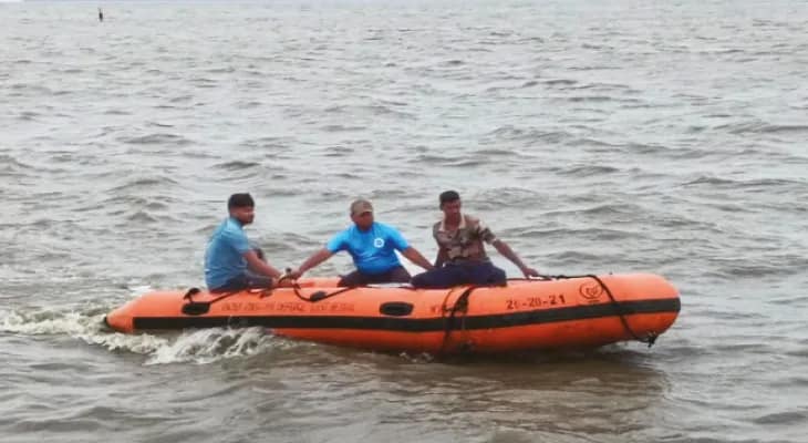 ভেসেল থেকে মুড়িগঙ্গায় ঝাঁপ বকখালিতে তলিয়ে গেলেন যুবক