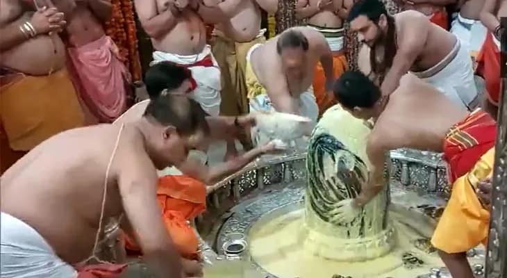 আজ, শ্রাবণ মাসের তৃতীয় সোমবার উপলক্ষ্যে মধ্যপ্রদেশের উজ্জয়িনীতে মহাকালেশ্বর মন্দিরে চলছে বিশেষ আরতি