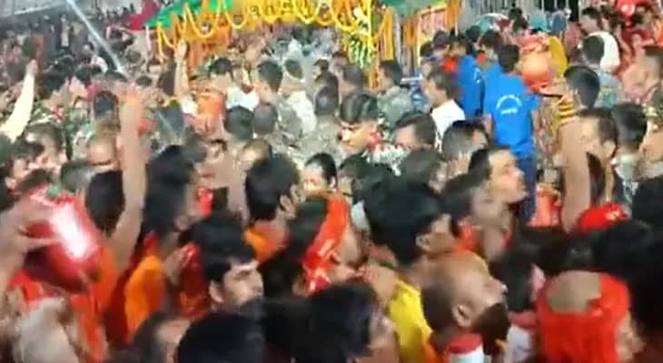 আজ, শ্রাবণ মাসের তৃতীয় সোমবার উপলক্ষ্যে দেওঘরে বাবা বৈদ্যনাথ মন্দিরে পুণ্যার্থীদের ঢল
