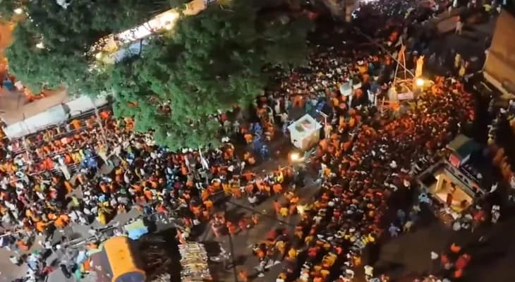 আজ, শ্রাবণ মাসের তৃতীয় সোমবার উপলক্ষ্যে কাশী বিশ্বনাথ মন্দিরে পুণ্যার্থীদের ঢল