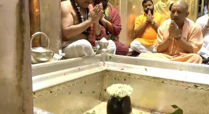 বারাণসীর মন্দিরে পুজো দিলেন উত্তরপ্রদেশের মুখ্যমন্ত্রী যোগী আদিত্যনাথ