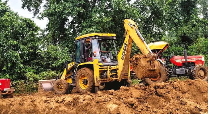 বাঁধের কাছ থেকেই মাটি কেটে বাঁধে ফেলা হচ্ছে, প্রতিবাদ গ্রামবাসীদের